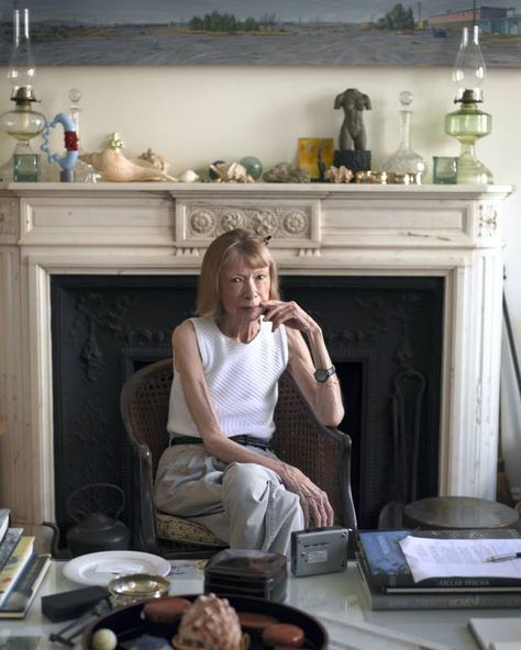 Joan Didion pictured in her New York apartment in 2006 Joan Didion, Writers And Poets, Mary J, New York Apartment, Classic Chic, Inspirational People, New Face, Looks Style, Olympia