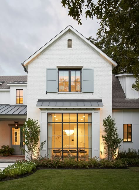 Home sweet home! // Build by @coatshomes // Interiors by @erinsander // photo by @parbengtsson1 American House Style, Beach House Exteriors, Traditional Exterior Homes, Houston Houses, Transitional Exterior, Dallas House, Outside House, Frisco Texas, Curated Home