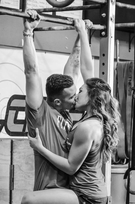 Crossfit engagement photo taken by Storyteller Photography Crossfit Couple, Crossfit Photography, Workout Photoshoot, Gym Couple, Fitness Motivation Pictures, Fitness Photoshoot, Squat Workout, Motivational Pictures, Fitness Photography