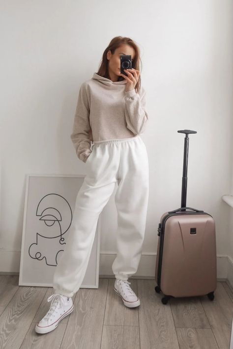 7 Easy To Recreate Travel Outfits To Get You Jet Setting In Style | Style by Savina Minimal Summer Outfits, Minimalist Summer Outfit, Neutral Outfit Aesthetic, Stylish Travel Outfit, Neutral Winter Outfit, Minimalist Fashion Summer, Outfit Ideas Korean, Black Leggings Style, Trendy Outfit Inspo