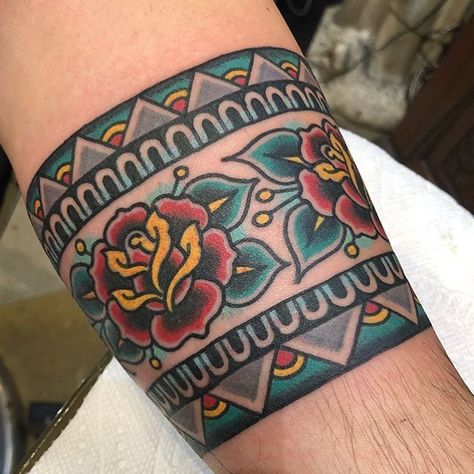 Tattoo by @brittyb916 @royalpeacocktattooparlor Traditional Tattoo Band, Tattoos Pulseras, Ankle Band Tattoo, Traditional Tattoo Drawings, Americana Tattoo, Traditional Tattoo Flash Art, Bolt Tattoo, Cuff Tattoo, Wrist Tattoo Ideas