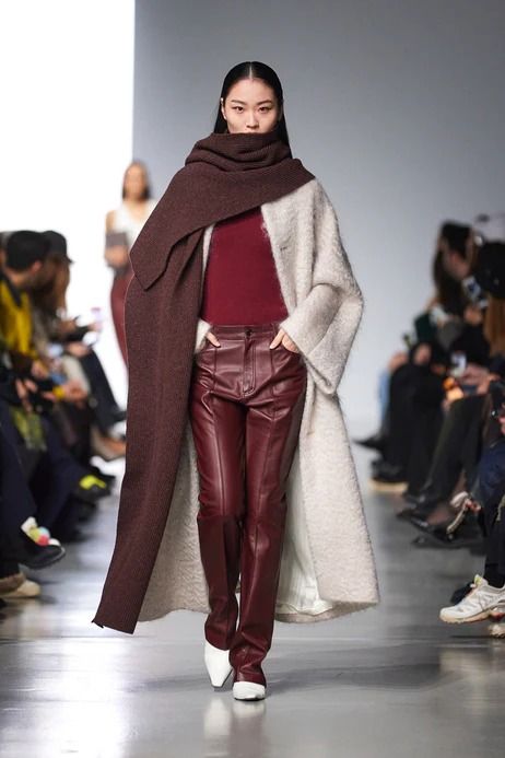 WINTER 2024 – GAUCHERE Paris Fashion Week Runway, Moda Paris, Fall Winter 2024, Winter Trends, Fashion Show Collection, Winter 2024, Fall 2024, Large Fashion, Knit Scarf