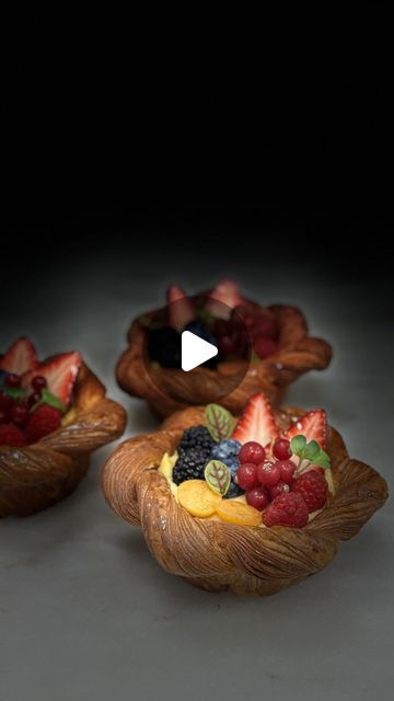 baker🇱🇰🇱🇰🇱🇰 on Instagram: "Look at this beautiful croissant fruit baskets 😌🍃🥰🥰 . . . . . . . . . . . . . #croissant #breakfast #food #coffee #explore #pastry #foodporn #foodie #croissants #instafood #bread #cafe #foodphotography #colazione #chocolate #patisserie #yummy #viennoiserie #boulangerie #brioche #dessert #cake #homemade #painauchocolat #sourdough #foodstagram#srilanka #trending #viral" Christmas Croissant Breakfast, Croissant Shape Ideas, Round Croissant, Pastry Basket, Croissant Breakfast, Bakery Packaging, Sweet Recipes Desserts, Fruit Basket, Vegan Baking