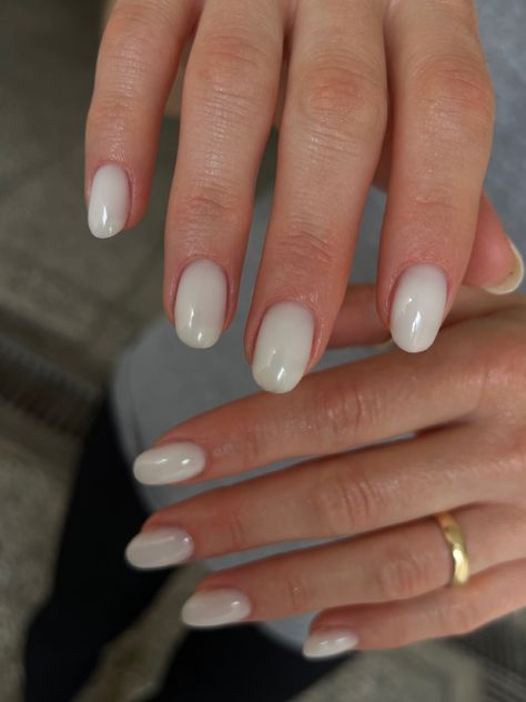 Ongles de mariee ou demoiselle dhonneur blanc laiteux, classe et intemporel 🤍 #aesthetic #nails #ongles #manucure #russianmanicure Ongles Blanc Laiteux Nail Art, Nails Court, Ongles Nails, Aesthetic Nails, Wedding Nails, Beauty Nails, Glow Up?, Toe Nails, Short Nails