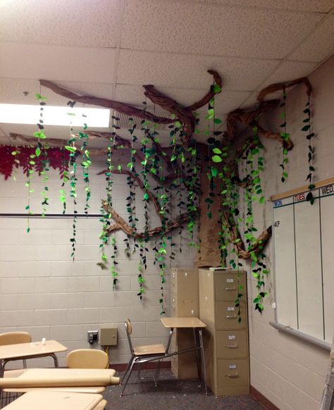 My daughter and I created this Tree of Knowledge in my senior English classroom. Paper Tree Classroom, Rainforest Classroom, Classroom Tree, Jungle Theme Classroom, Jungle Thema, School Displays, Porte Decorate, Large Tree, Book Corners