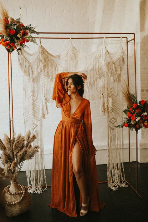 Boho - Retro - Elopement Inspiration - Photo by Abigail Renee Photography #wedding #elopement #boho #retrowedding #retroelopement #retrostyle #bohoelopement #fringedress Bohemian Studio Photoshoot, Boho Photoshoot Outfits, Boho Photoshoot Studio, Boho Fall Photoshoot, Boho Studio Photoshoot, Boho Photoshoot Ideas, Styled Photoshoot Ideas, 70s Wedding Aesthetic, Wedding Dress Orange