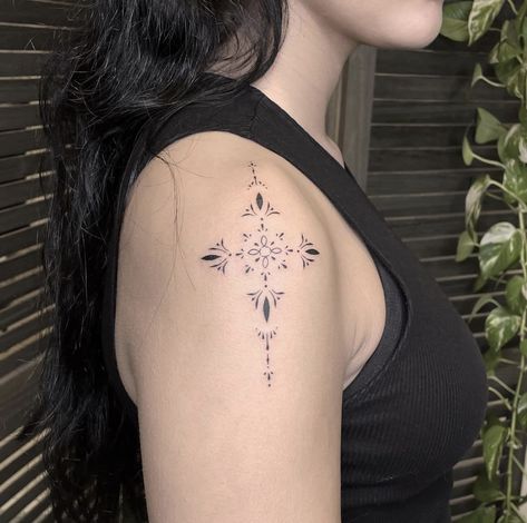 Simple ornamental shoulder tattoo inspo | Artist Credit : shida.tattoo on insta Ornamental Tattoo Shoulder Women, Ornamental Tattoo Shoulder, Shoulder Ornamental Tattoo, Ornamental Shoulder Tattoo, Tattoo Shoulder, Ornamental Tattoo, Back Piece, Piercing Ideas, Tattoo Inspo