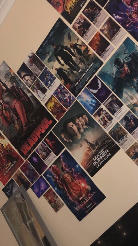 Movie Posters In Bedroom, Spider Man Room Decor Aesthetic, Movie Poster Room Decor Aesthetic, Marvel Aesthetic Room, Dorm Room Hogwarts, Fandom Room Decor, Harry Potter Dorm Room Ideas, Room Ideas Shifting, Marvel Bedroom Aesthetic