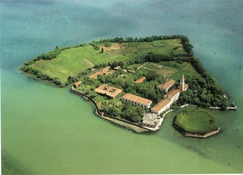 Isola di Poveglia Haunted History, Vedic Art, Scary Places, Abandoned Places, Places To See, Venice, Golf Courses, Around The Worlds, The Incredibles