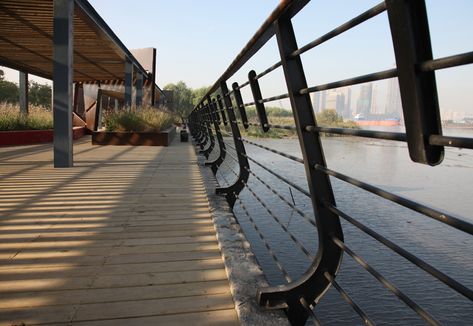 turenscape: shanghai houtan park - best landscape project at WAF 2010 Floating Boat Docks, Outdoor Handrail, River Water, Landscape Architecture Design, Landscape Architects, Pedestrian Bridge, Railing Design, Cool Landscapes, Modern Landscaping