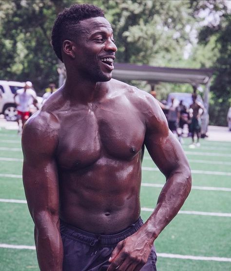 Emmanuel Sanders, Dark Skin Men, Chocolate Heaven, Gym Inspo, Body Reference Poses, Body Reference, Perfect Image, Future Husband, Sanders