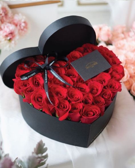 Luxury Bouquet, Luxury Flower Bouquets, Fancy Flowers, Bridal Gift Wrapping Ideas, Flower Decorations Diy, Flower Box Gift, Flower Gift Ideas, Valentines Roses, Creative Gifts For Boyfriend