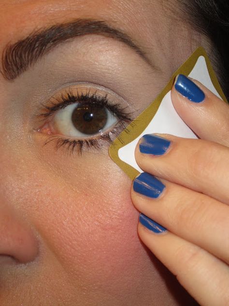 Tape Eyeshadow Trick, Tape Eyeshadow, Glamorous Eye Makeup, Tape Makeup, Magic Makeup, Eye Makeup Application, Eyeshadow Tips, Eye Makeup Steps, Makeup Step By Step