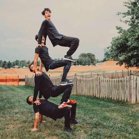 Funny Poses 4 People, Stunts For 4 People, Yoga Poses For 4 People Easy, Yoga Challenge 4 People, Fun Stunts, Funny Group Pictures, Group Yoga Poses, Dobre Brothers, Animation Photo