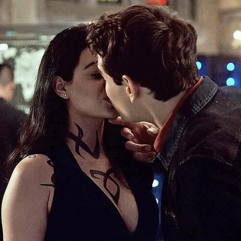 Do you ship Sizzy? 🤧💖 . . . #shadowhunters #izzylightwood #simonlewis #sizzy #simonxizzy #cute #ship #shipping #paaring #otp #love Real Zombies, Izzy Lightwood, Shadowhunters Season 3, Alberto Rosende, Simon Lewis, Shadowhunters Tv Show, College Outfits Winter, Cassie Clare, Isabelle Lightwood