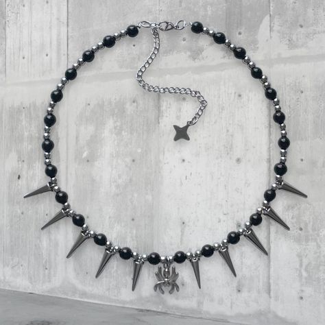 Punk Jewelry Necklaces, Ideas For Necklaces With Beads, Punk Beaded Jewelry, Goth Necklace Diy, Homemade Necklace Ideas, Alternative Necklace, Spider Beads, Weird Accessories, Spike Choker