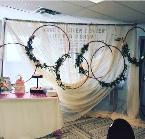 Hula hoop decor Gold Hoop Decoration, Wedding Hula Hoop Decor Diy, Hula Hopp Wedding Decor, Hula Hoop Flower Arrangements, Hula Hoop Ceiling Decoration, Hula Hoops Decoration, Hoola Hoop Photo Booth Frame, Hula Hoop Wedding Decor, Hoola Hoop Backdrop