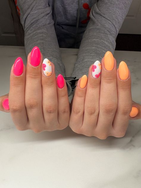 Orange Nails With Daisies, Preppy Valentines Day Nails, Blue Pink And Orange Nails, Pink And Orange Valentines Nails, Orange Valentine Nails, Pink Grapefruit Nails, Pink Orange And White Nails, Round Nail Inspiration, Pink Yellow And Orange Nails