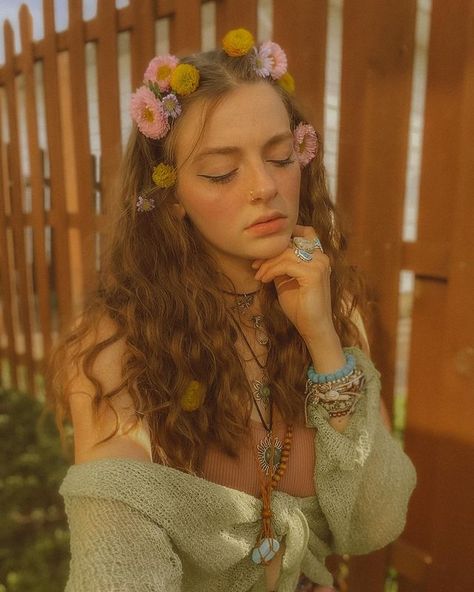 ☮︎ h a n n a h ☮︎ on Instagram: "✧.*✿ 𝚏𝚕𝚘𝚠𝚎𝚛 𝚌𝚑𝚒𝚕𝚍 ✿✧.* • • • • #hippie #hippiegirl #60sstyle #thriftedoutfit #hippiehair #70sfashion" Flower Child Outfits, Flower Child Aesthetic, Hippie Pictures, Flower Child Hippie, 60’s Style, Hippie Party, Hippie Baby, Hippie Hair, Creative Photography Techniques