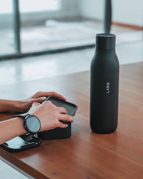 Here are 12 holiday gift ideas that make great gifts for anyone in your life–we mean it. Including (pictured) the LARQ Bottle- the self-cleaning water bottle that uses built-in UV-C LED technology to purify water and clean the inside of your bottle at the same time. No more stinky bottle? Brilliant. It's the perfect gift for anyone who drinks water. Check out this and more exciting luxe and thoughtful gifts that people will use and remember you by for a long time to come! Clean Water Bottles, Purify Water, Product Photoshoot, Bottle Design Packaging, Water Purification System, Water Bottle Carrier, Bottle Cleaner, Safe Drinking Water, Vacuum Bottle