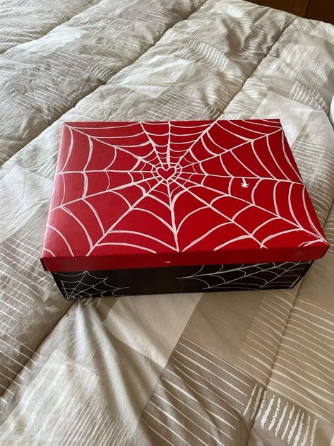 Cute Box Ideas For Boyfriend, Painted Gift Box For Boyfriend, Boyfriend Box Gift Ideas, Boyfriend Gifts Box Ideas, Spiderman Gift Box Ideas, Candle For Boyfriend, Spiderman Crafts For Boyfriend, Cute Box For Boyfriend, Gift Box For Him Boyfriends