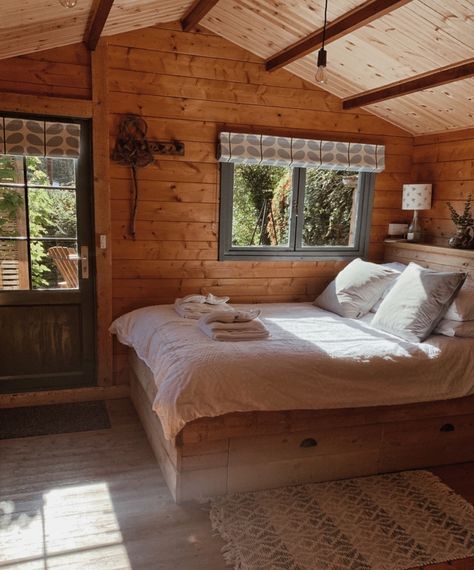 Cabin Small Bedroom, Cabin Room Ideas Bedrooms, Tiny Cabin Bedroom, One Room Cabin Interior, Wood Cabin Interior, Cabin Interiors Bedroom, Shack Bedroom, Small Cabin Bedroom, Tiny Cabin Bathroom