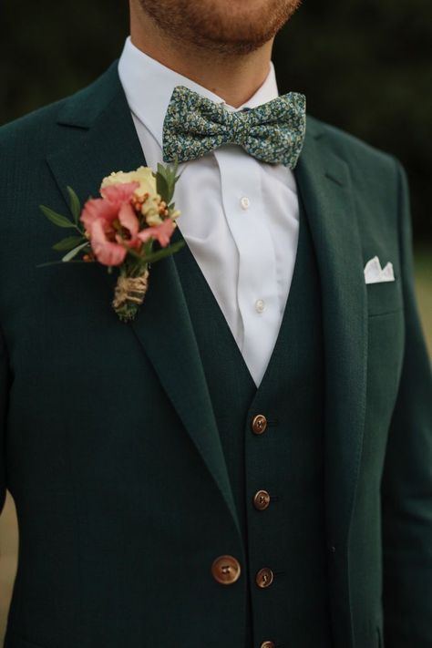 Green Groom Suits For Wedding, Costume Marie Homme, Wedding Green Suit, Wedding Costume Men, Green Wedding Suit Groom, Wedding Suit Green, Groom Costume, Green Groom, Best Wedding Suits For Men