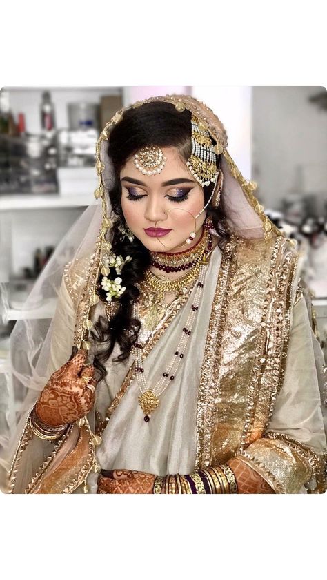 Pishwas Hyderabadi, White Khada Dupatta, Khadadupatta Hyderabad, Latest Khada Dupatta Designs, Khada Dupatta Hairstyles, Sanchak Dresses Brides, Khada Dupatta Designs Pakistani, Hyderabad Brides, Khada Dupatta Hyderabadi