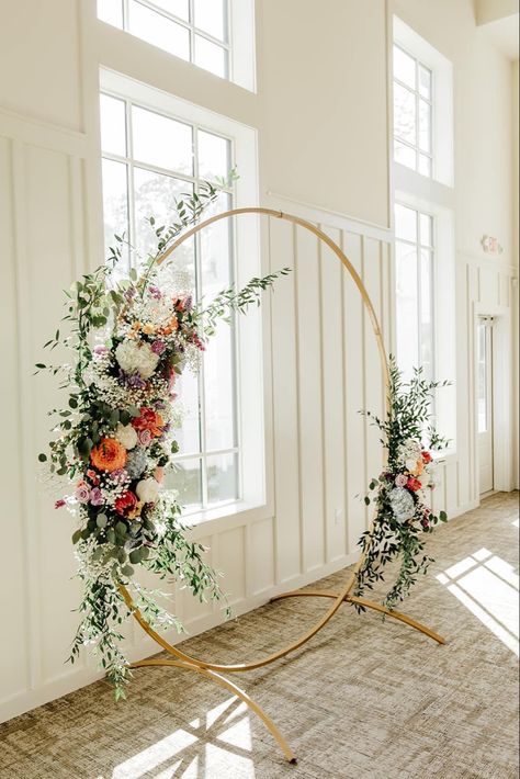 Simple Round Wedding Arch, Circular Backdrop With Flowers, Round Arch With Flowers, Circle Arch With Flowers, Circle Flower Arch, Fall Girl Baby Shower Ideas, Floral Arch Backdrop, Wedding Arch Circle, Diy Wedding Wreath