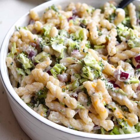 Broccoli Crunch Salad copycat recipe that has been lightened with greek yogurt and less sugar for a tasty pasta salad side dish. Greek Yogurt Pasta, Broccoli Pasta Salads, Classic Pasta Salad, Cheese Stuffed Peppers, Broccoli Pasta, Fresh Broccoli, Easy Lunch Recipes, Tasty Pasta, Drying Pasta