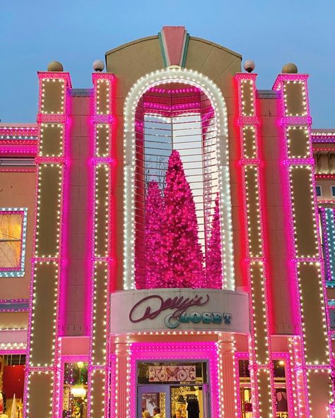 Cute Pictures At Dollywood, Dolly Wood Tennessee, Dolly World Tennessee, Pink Nashville Aesthetic, Dollywood At Christmas, Dollywood Park Aesthetic, Pink Dolly Aesthetic, Gatlinburg Tennessee Aesthetic, Dollywood Park Outfit