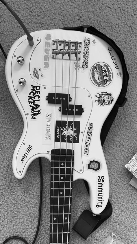 Guitar With Stickers, Gitar Vintage, Electric Guitar Design, Guitar Obsession, Cool Electric Guitars, Ukelele, Music Aesthetic, Guitar Design, Electric Guitars