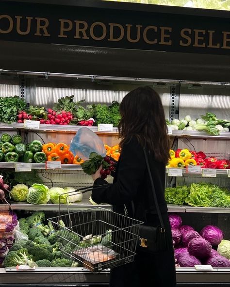 Grocery Shop Aesthetic, Vision Borde Ideas, Healthy Cooking Aesthetic, Grocery Shopping Outfit, Groceries Aesthetic, Grocery Shopping Aesthetic, Grocery Aesthetic, Healthy Grocery Shopping, Triomphe Bag