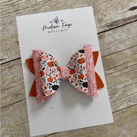 This Cute Pumpkin Bow Is The Perfect Fall Accessory! Handmade In Wi Can Go On An Alligator Clip Or A Nylon Headband! *Bundle And Receive 20% Off!* Diy Baby Bows, Red Hair Bow, Hot Pink Hair, Holiday Headbands, White Hair Bows, Halloween Hair Bows, Minnie Mouse Ears Headband, Pink Hair Bows, Toddler Hairstyles Girl