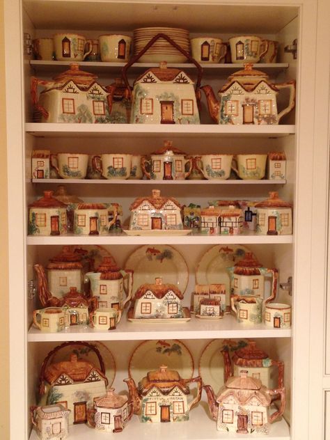 What a collection of Keele Street Cottage Ware!! Cottage Tea Room, Cottage Teapot, Spice Village, Lenox Village, Muebles Shabby Chic, Vintage Cottage, Vintage Pottery, In The Forest, Vintage China