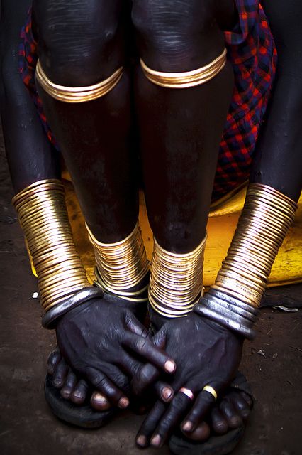 Ethiopia.The Bodi ( or Mekan / Me'en ) live near the Omo river and are the neighbours of the Mursi.  Some women wear a small clayplate under their lower lip.  This is a statussymbol and means that they have had at least 3 children.  The Bodi are under a lot of pressure of the sugarcane factories that are being build in their territory.   © Steven Goethals. Ethno Style, Afrikaanse Mode, By Any Means Necessary, Body Adornment, Foto Tips, African People, We Are The World, African Jewelry, African Culture