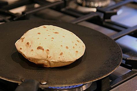 How do you make delicious roti at home? We did the research for you and found the some of the best tawa for making roti in the comfort of your own home! Making Roti, Roti Bread, How To Make Pizza, Chapati, Quick Breakfast, Buying Guide, Bread Recipes, Food Videos, Home Buying