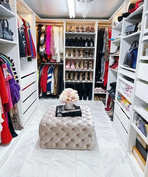 Home Closet Ideas, Mini Closet Ideas, Spare Room Walk In Closet, Wardrobe Decoration, Mini Closet, Board Pictures, Amazing Closets, Dream Closet Design, Closet Design Layout