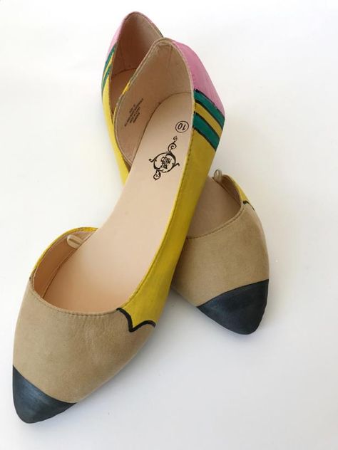 Put some pep in your back to school step with these adorable DIY pencil shoes. #diy #diyproject #crafts #craftsforkids #crafty #CreateEveryday #DoItYourself Pencil Shoes, Teacher Diy, Paint Shoes, Teacher Crafts, Upcycle Crafts, Bee Themed Classroom, Green Color Combinations, School Shoe, Pointy Flats