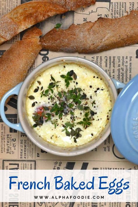 French baked eggs in the oven (shirred eggs/ oeuf en cocotte) combine eggs in a ramekin with cream and cheese for a hearty breakfast/brunch! Eggs Cocotte Recipe, Eggs In Cocotte, Baked Eggs Oven, Ramekin Eggs, Baked Eggs In Ramekins, French Baked Eggs, Steam Eggs, Eggs In The Oven, Shirred Eggs