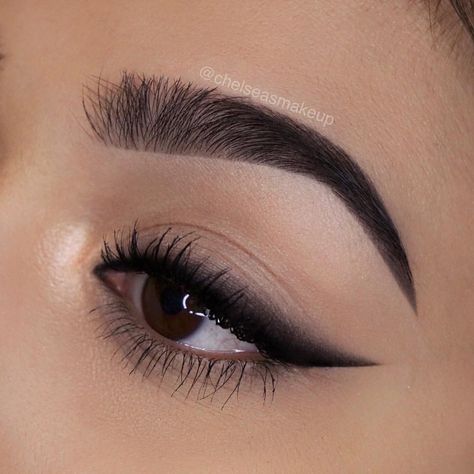 Smudged winged eyeliner Makeup Ulzzang, Permanente Make-up, Soft Smokey Eye, Make Up Designs, Tutorial Eyeliner, Eyeliner Tips, Winged Eyeliner Tutorial, Smink Inspiration, Beauty Make-up