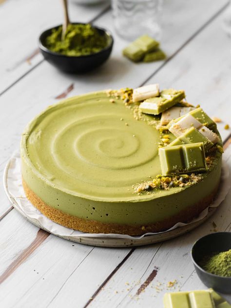 Matcha Cheesecake (No Bake, Vegan) - Addicted to Dates Vegan Matcha Cheesecake, Matcha Cheesecake No Bake, Matcha Recipe Baking, Green Cheesecake, Pistachio Cheesecake Recipe, Creamy Matcha, Cake Matcha, Matcha Desserts, Vegan Tarts