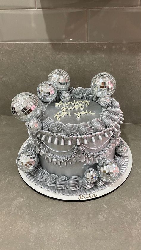 Mirrorball Cake Taylor Swift, Disco Party Cake Ideas, Disco Cakes Birthday, Sweet 17 Cake, Festa Taylor Swift, Folklore Cake, Birthday Cake Taylor Swift, Disco Themed Cake, Taylor Swift Cake Ideas Birthday