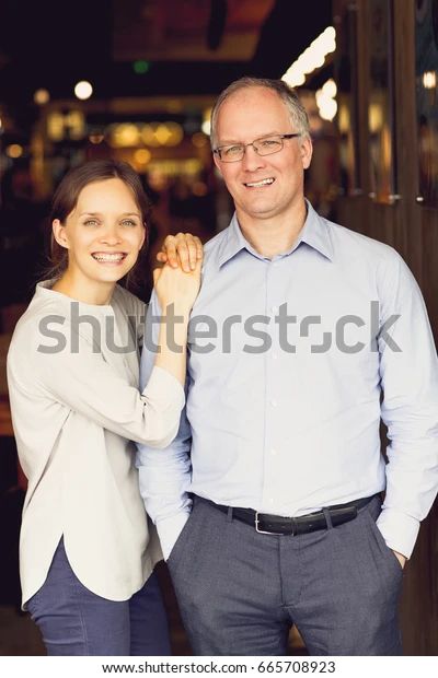 Father Daughter Poses, Father Daughter Pictures, Father Daughter Photos, Daughter Photo Ideas, Family Photoshoot Poses, Father Photo, Family Picture Poses, Grad Photoshoot, Photography Poses Family