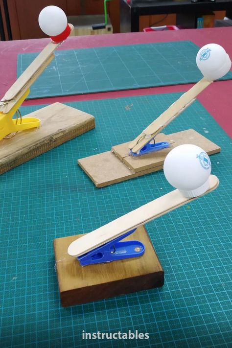 Simple Catapult, Catapult Design, مشروعات العلوم, Diy Kids Games, Aktivitas Montessori, Diy Games, Childrens Crafts, Fun Crafts For Kids, Fun Activities For Kids