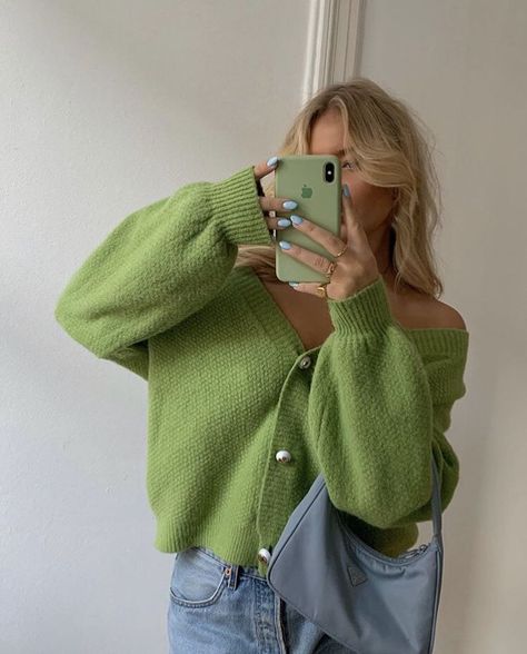 Green button down sweater outfit idea #styletrend #summerstyle #outfitideas Outfit Inspirations Going Out, Skandinavian Fashion, Green Outfit, Mode Inspo, Up Girl, Mode Inspiration, Green Aesthetic, Looks Vintage, Fit Check