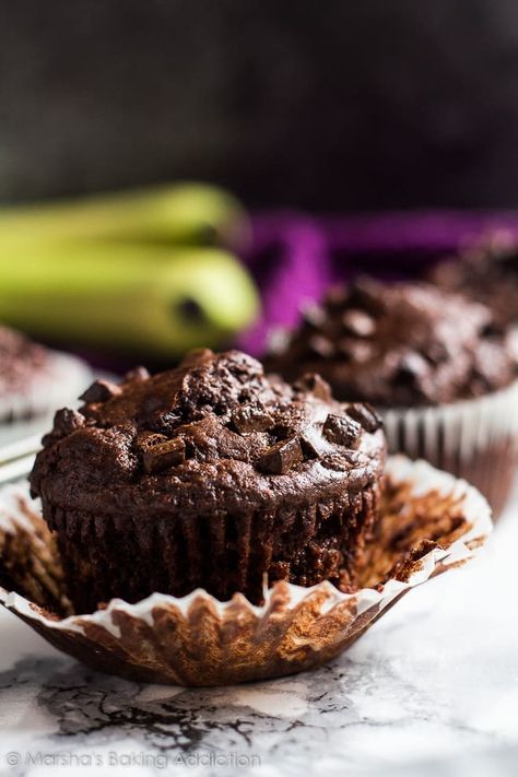 Chocolate Banana Muffins - Deliciously soft and moist chocolate muffins that are full of banana flavour, and studded with chocolate chips! Chocolate Banana Muffins Recipe, Double Chocolate Chip Muffins, Greek Yogurt Muffins, Cherry Muffins, Fruity Recipes, Yogurt Muffins, Chocolate Banana Muffins, Protein Brownies, Banana Muffin Recipe