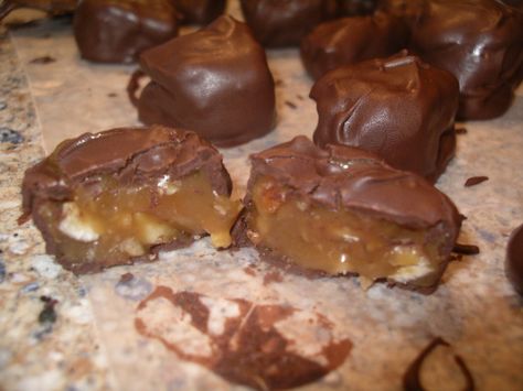 Texas millionaire candy Millionaire Candy, Millionaire Candy Recipe, Christmas Sweet Recipes, Chocolate Candy Recipes, Candy Truffles, Candy Recipe, Candy Recipes Homemade, Christmas Candy Recipes, Delicious Cookie Recipes