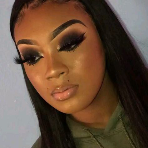 Makeup 'N' Melanin on Instagram: “The Glow hit different @illsbeauty #makeupnmelanin” Smokey Eye Makeup On Black Women, Dark Makeup Looks Grunge Smokey Eye, Black Makeup Looks Black Women, Smokey Eye Makeup Black Women, Maquillage Yeux Cut Crease, Birthday Makeup Looks, Face Beat Makeup, Brown Girls Makeup, Glitter Makeup Looks