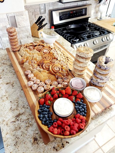 Bridal Shower Food Breakfast, Brunch And Bubbly Decorations, Kitchen Island Brunch Setup, Bridesmaid Brunch Food, Brunch Home Party, Bridal Shower Pastry Bar, Bagel Bar Bridal Shower Brunch Party, Bridal Brunch At Home, Bridal Shower Breakfast Bar